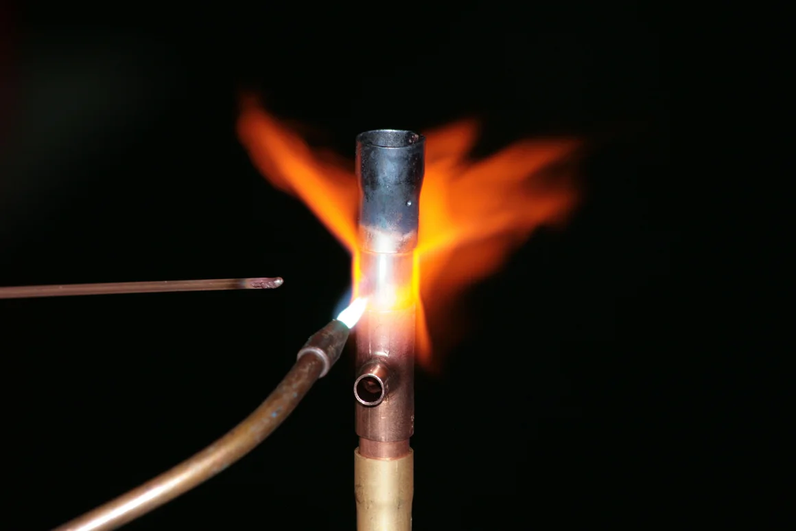 Kupferrohr wird mit einem Gasbrenner erhitzt